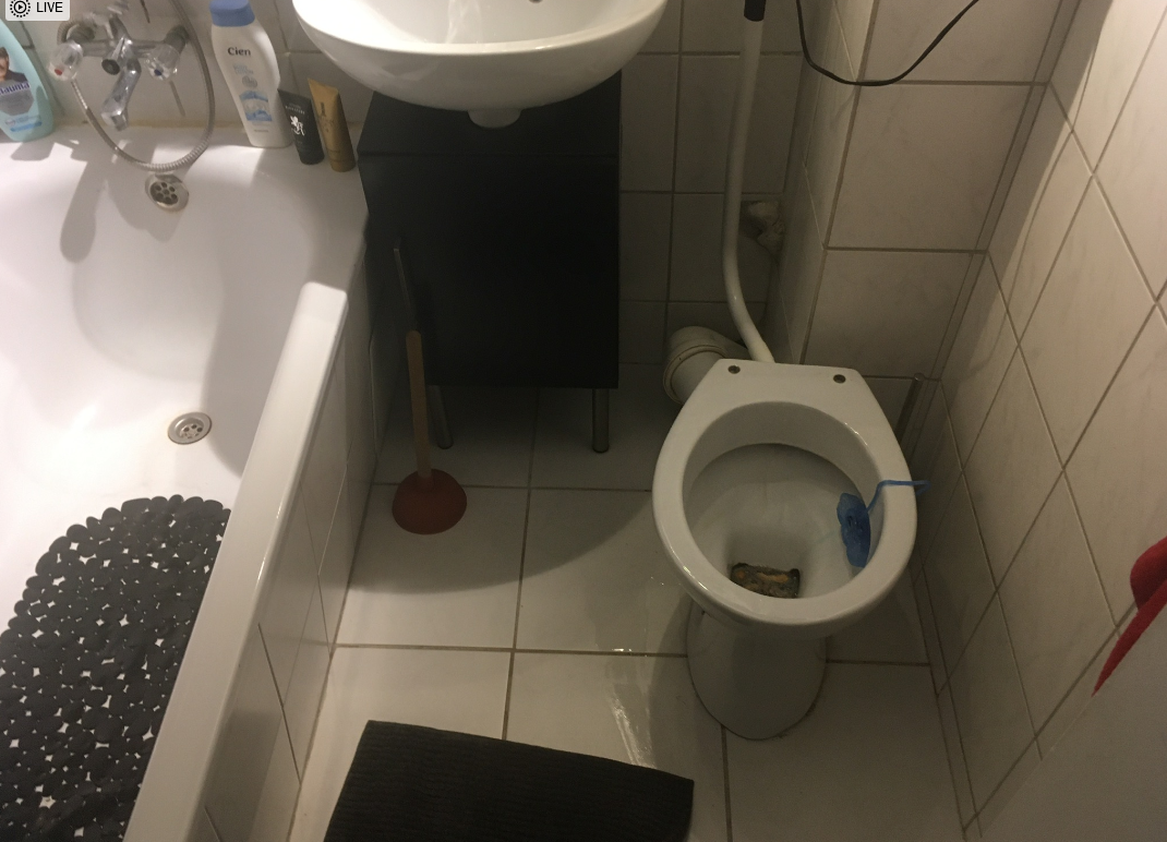 Ist dieses Rohr schlecht verlegt oder wieso verstopft die Toilette andauernd?