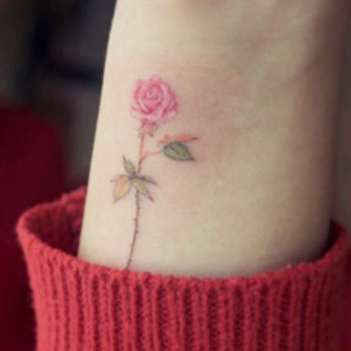 Ist ein Tattoo am Handgelenk schmerzhaft? (Schmerzen, Rosen)