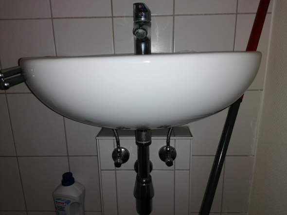 Ist es möglich hier ne Waschmaschine anzuschlagen, also am Waschbecken