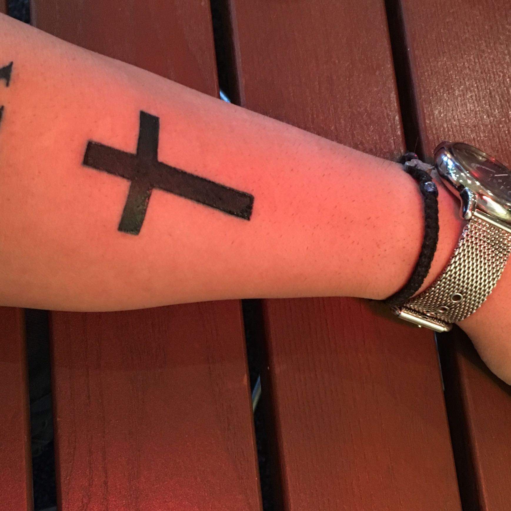 Ist es normal dass das Tattoo nach der Kruste Silber wird?