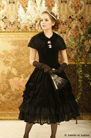 Outfit 3 - (Schule, Kunst, Kleid)