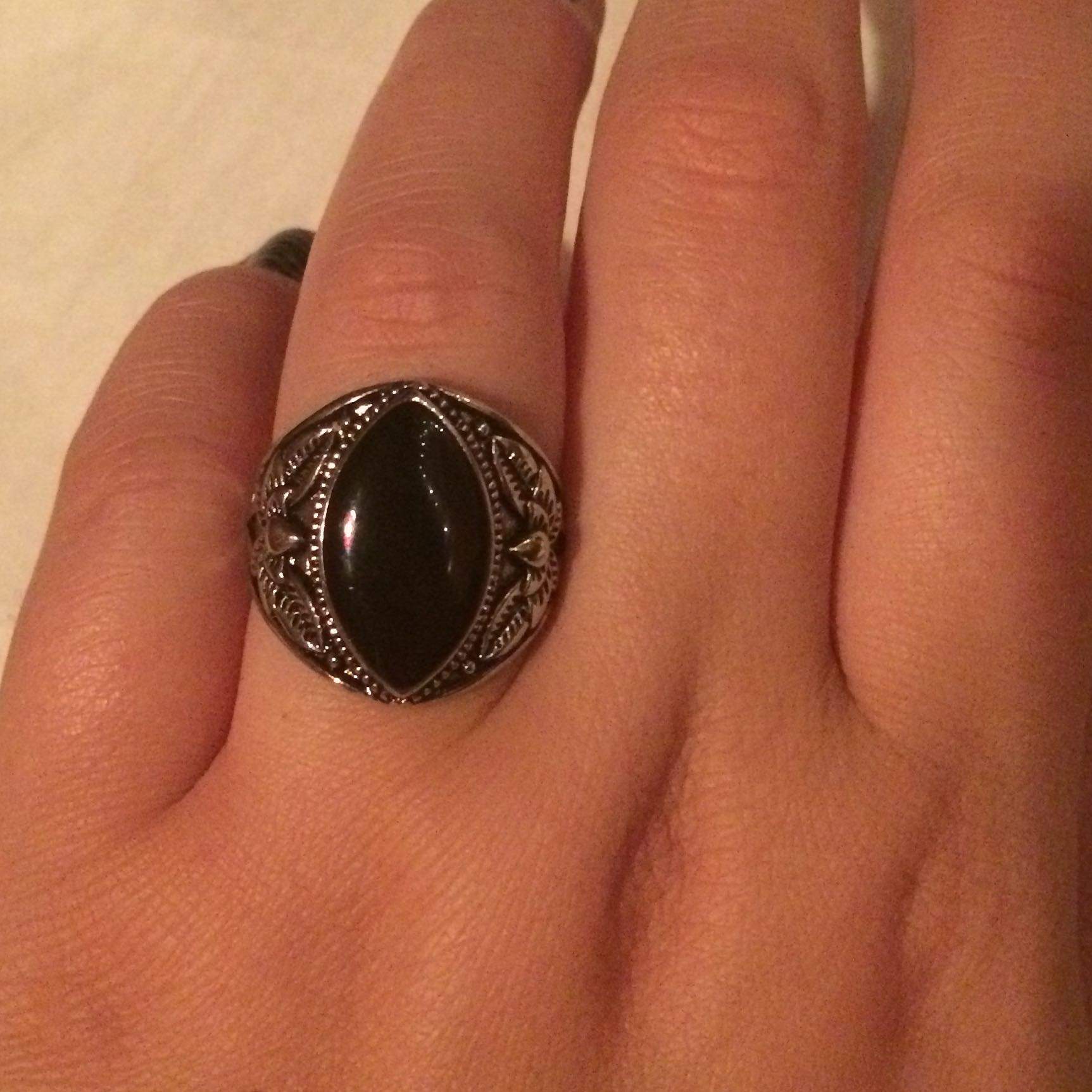 Ist es okay, einen Ring (Modeschmuck) am linken oder rechten Ringfinger