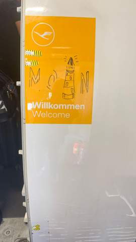 Ist es üblich, dass bei Lufthansa flügen ein Bildchen auf die gelbe fläche neben der Tür gemalt/gezeichnet wird?