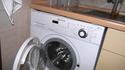 Blech zwischen WaMa und Arbeitsplatte  - (Waschmaschine)