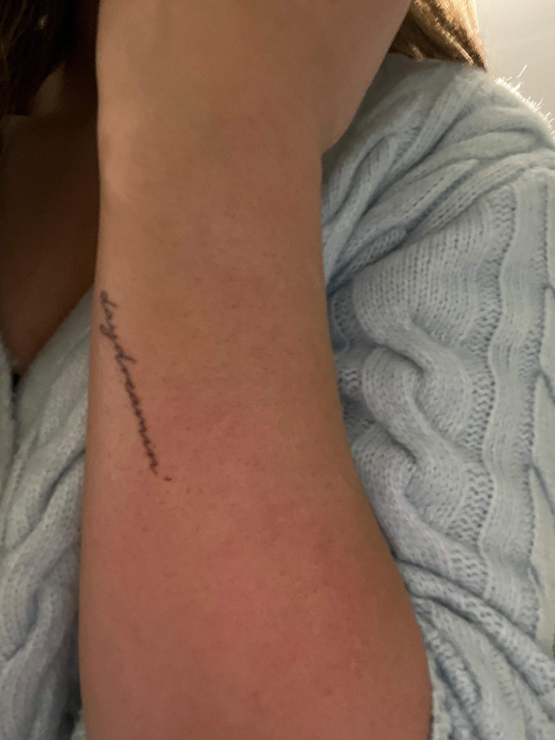 Ist mein Tattoo am Handgelenk schief? (Tattoostudio)