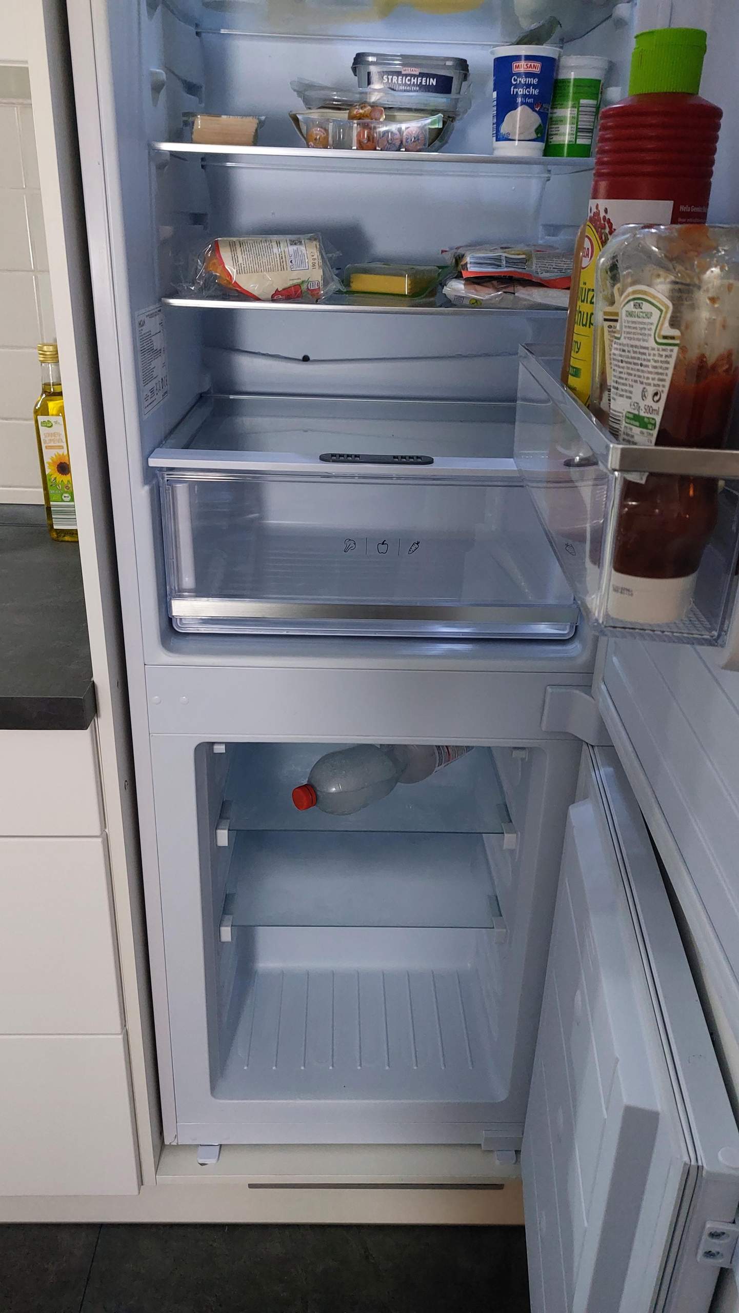 Ist unser Kühlschrank falsch eingebaut? (Küche, Küchengeräte, Gefrierfach)