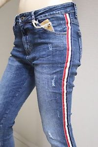 Jeans mit einem rot-weißen Streifen?