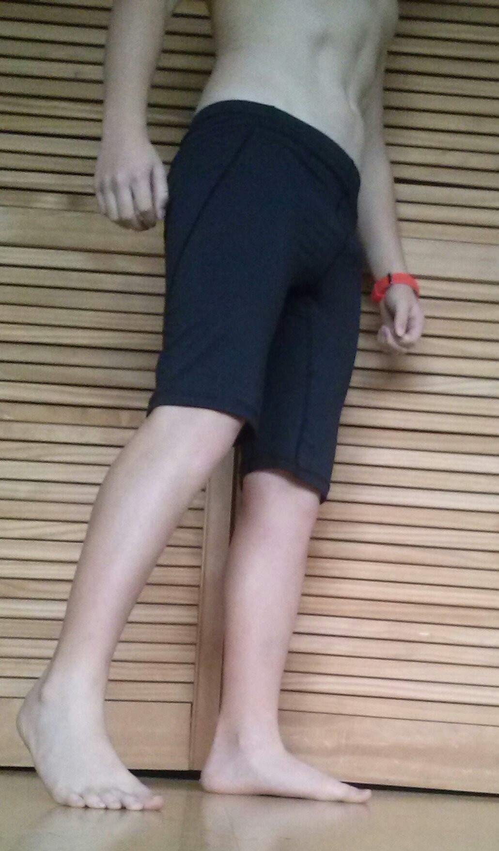 Jungs beim Turnen. Enge Hose? (Sport)