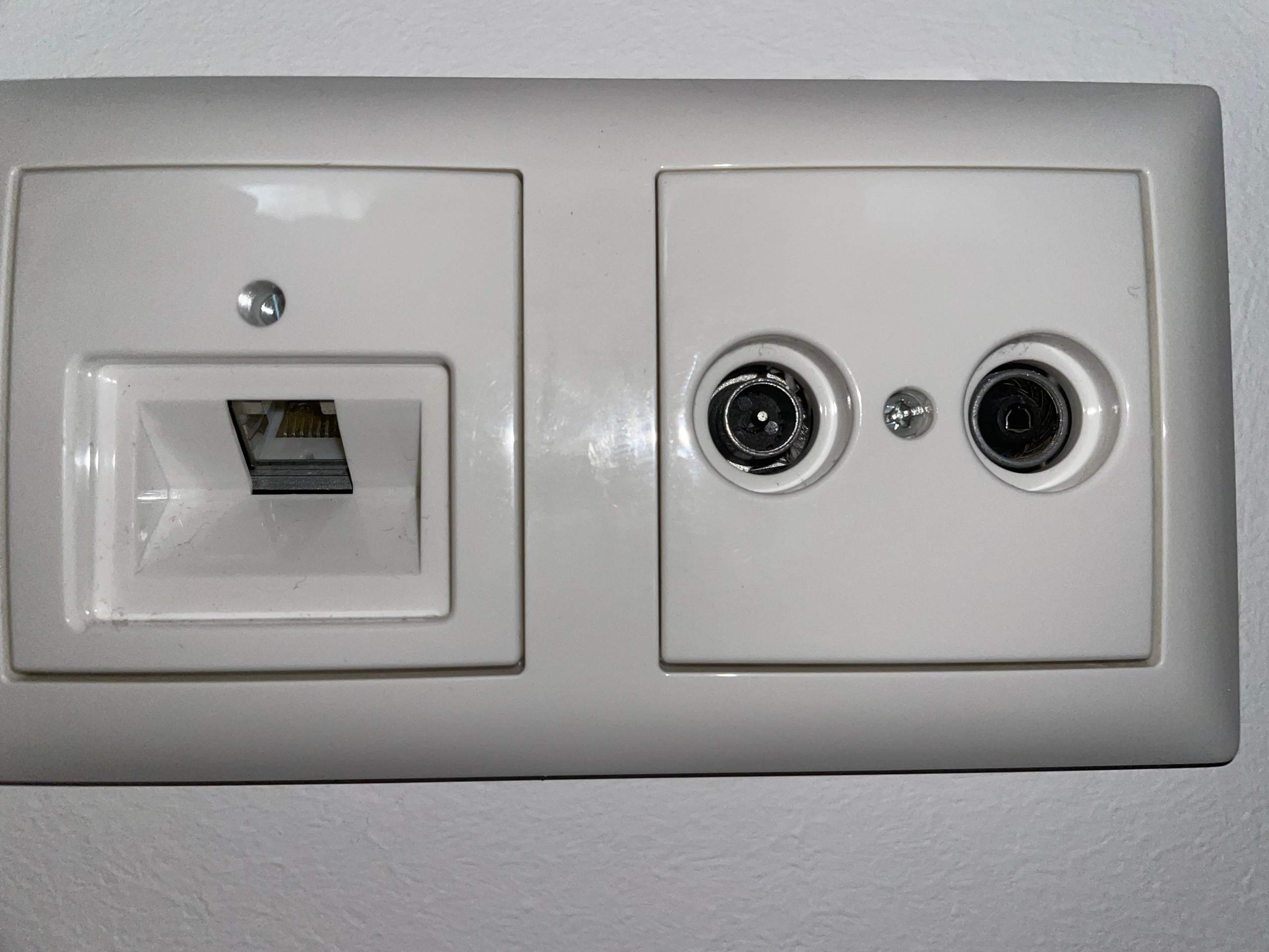 Kabel-Internet aus welchem Steckplatz? (WLAN, Netzwerk, Router)