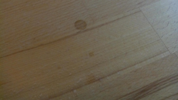 Kaffeefleck von Holztisch entfernen?