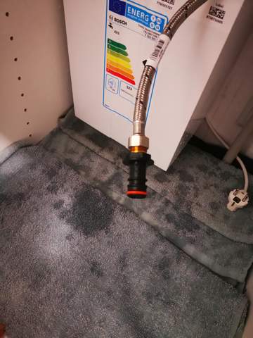 Kaltwasseranschluss vom Untertischgerät in der Küche ploppt raus?