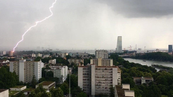 kann ein blitz seitlich in ein offenes fenster einer wohnung einschlagen physik natur gewitter