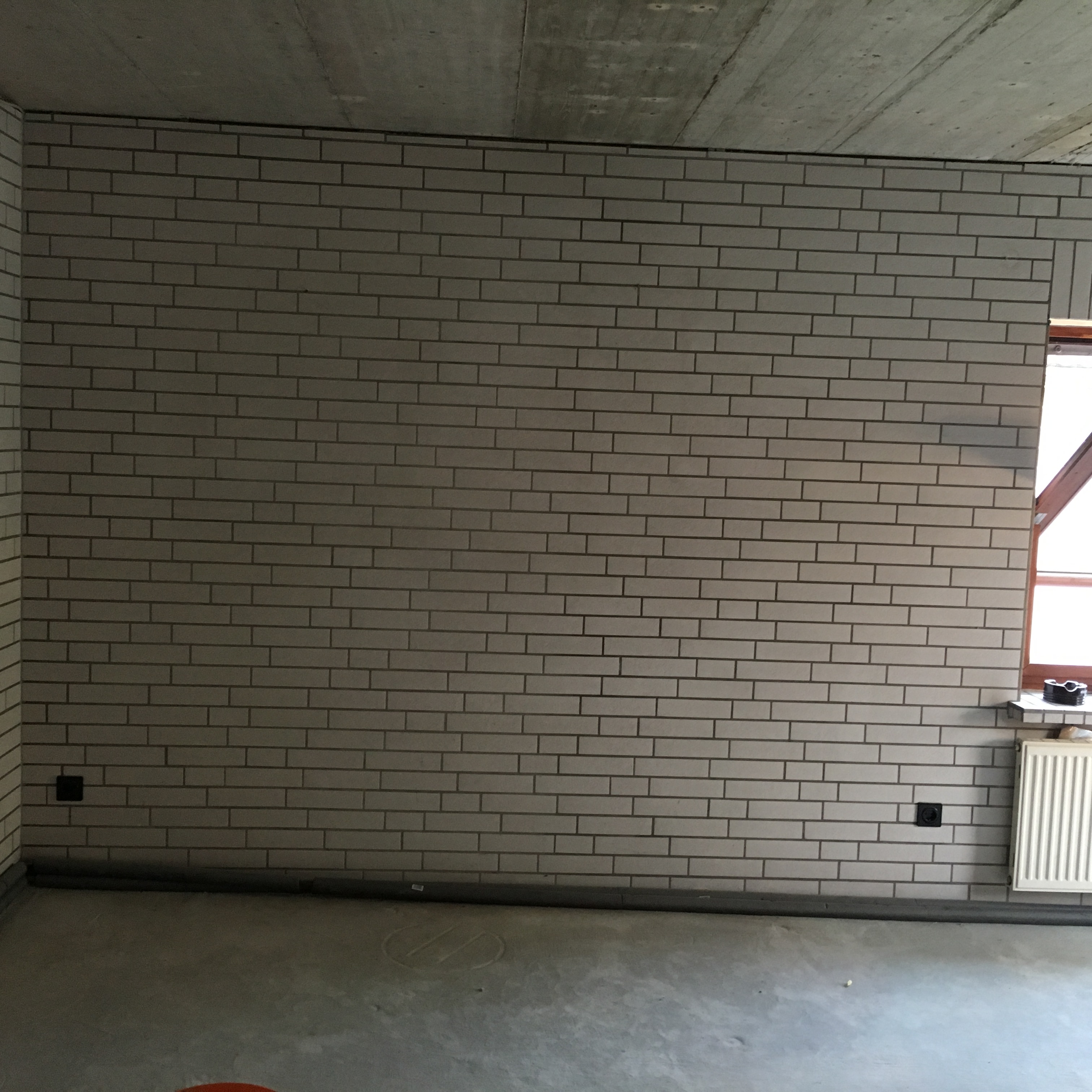 Kann ein Raum, wo an den Wände bis zur Decke Fliesen verlegt wurden