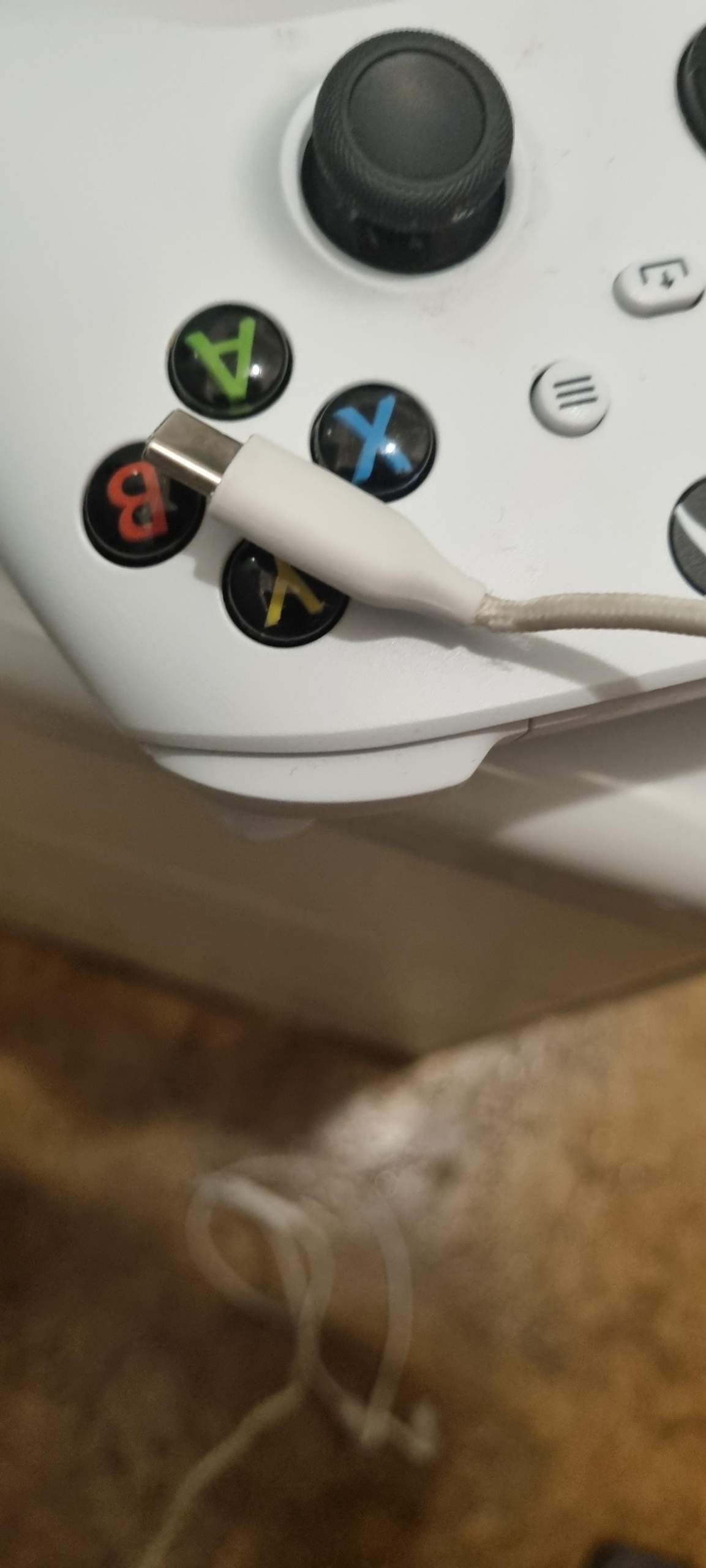 Kann ich bei dem xbox controller ohne Bedenken die kabelkopfhörer rein ...