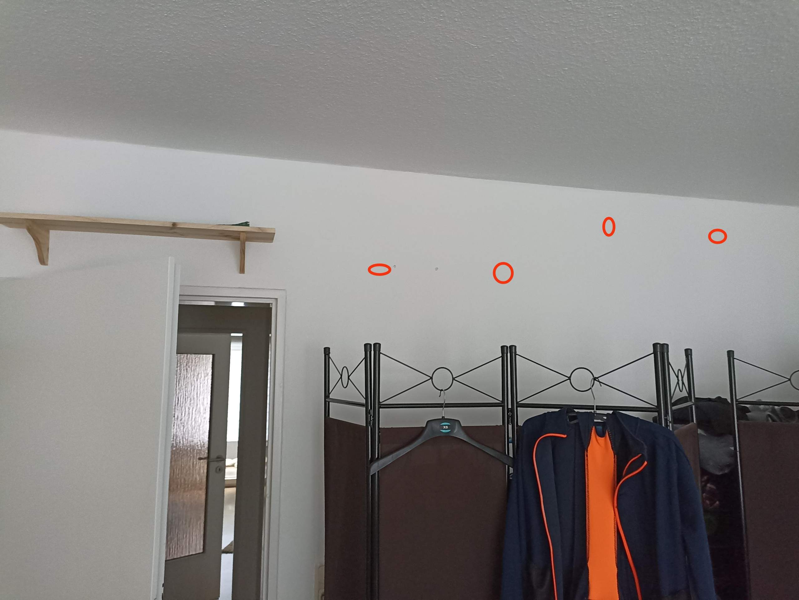 Kann ich hier Löcher bohren obwohl das Gerät ausschlägt? (Wand, Wasserleitung)