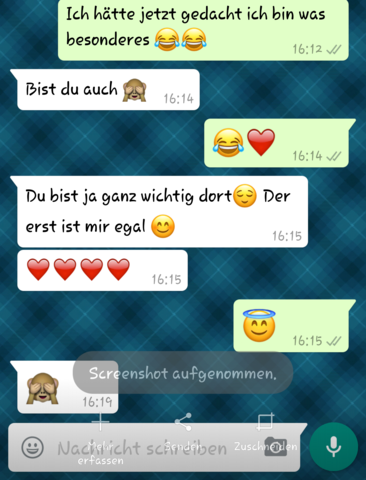 Kann ich ihr das zum Geburtstag schenken? (Mädchen, Kuss, Umarmung) Kann ich ihr das zum Geburtstag schenken? (Mädchen, Kuss, Umarmung)