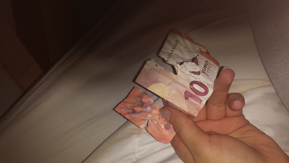Kann ich so einen kaputten Geldschein noch zu 100% bei der Bank umtauschen lassen, oder können ...