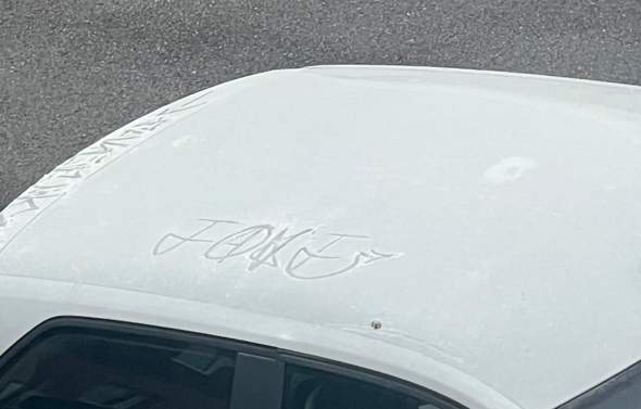 Kann jemand diese Unbekannte Schriftzeichen auf dem Autodach übersetzen?