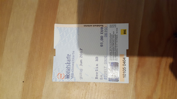 Kann jemand sagen ob diese BVG Monatskarte gefälscht ist und woran man ...