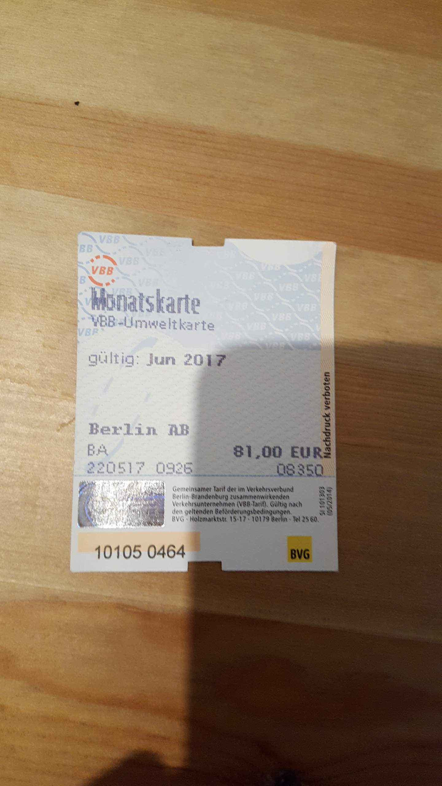 Kann jemand sagen ob diese BVG Monatskarte gefälscht ist und woran man Kann jemand sagen ob diese BVG Monatskarte gefälscht ist und woran man