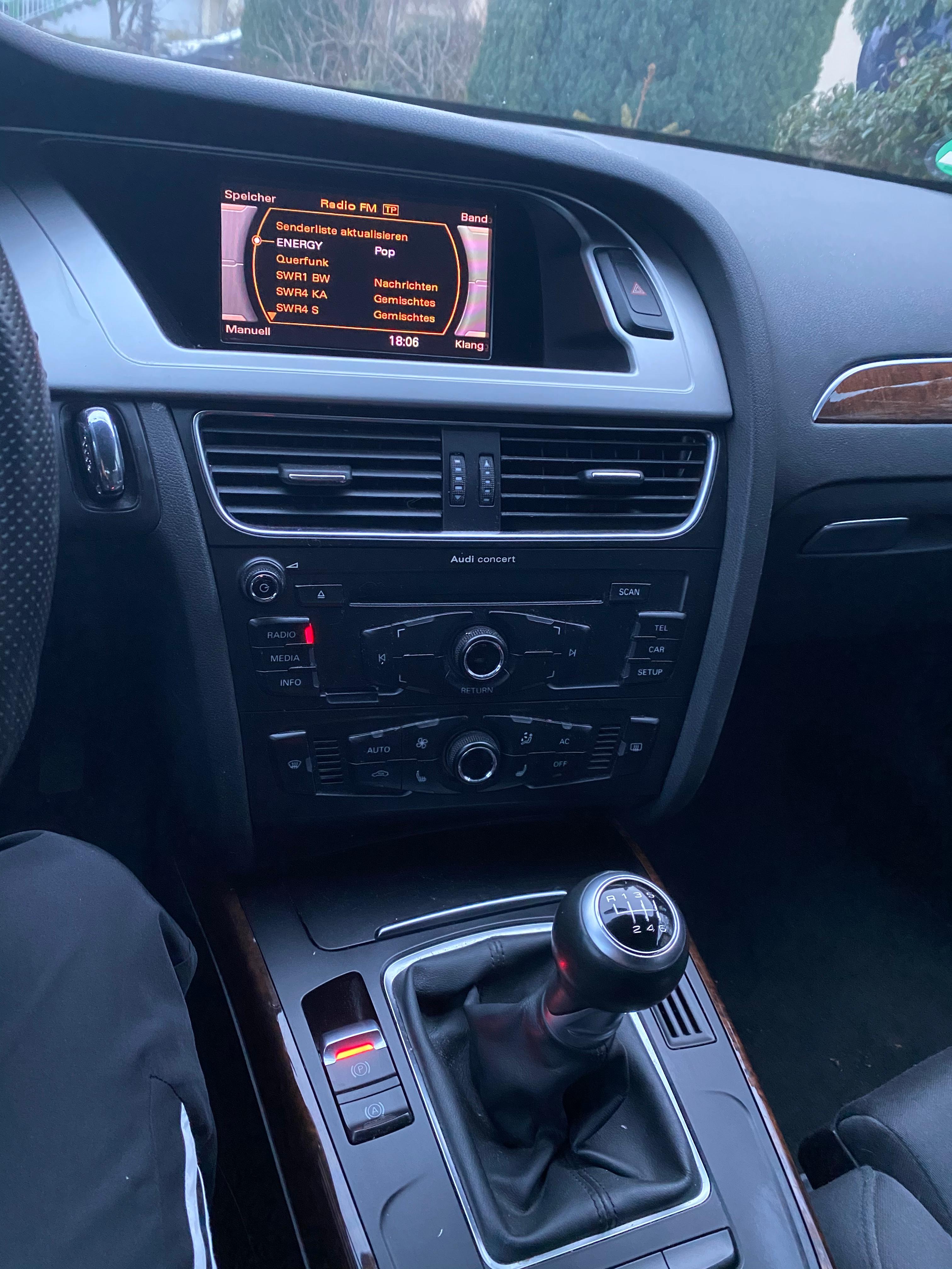 Kann man Audi A4 B8 mit dem Auxanschluss Musik hören