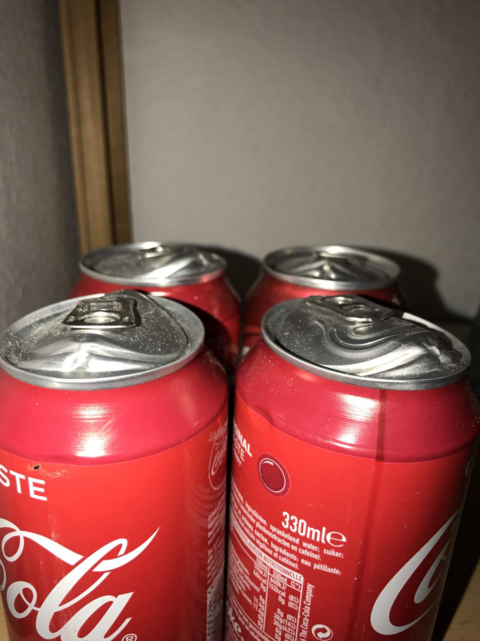 Kann man aus solchen verbeulten Cola Dosen noch trinken? (Ernährung, Chemie, Stoff)