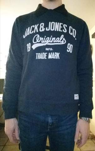 Kann Man Das So Tragen Schwarzes Poloshirt Unter Bedrucktem Casual Pullover Mode Kleidung Aussehen