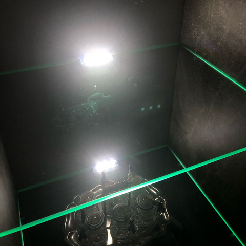 Hier strahlt das Licht durch das grünliche Glas - (Farbe, ändern, Glas)