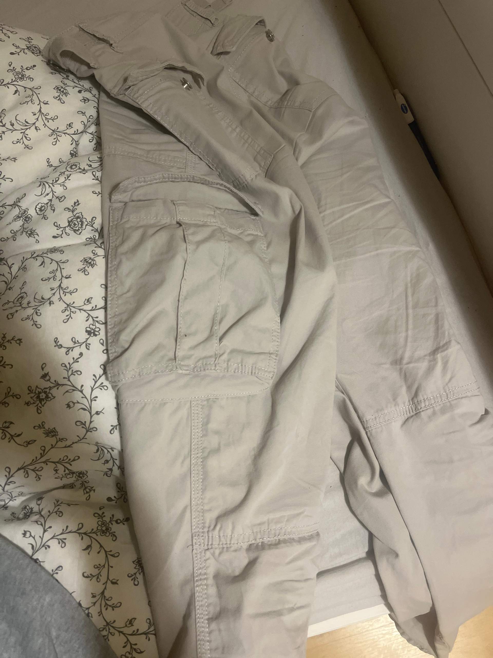 kann man die hose zur arbeit bei netto anziehen? (Kleidung, Mode)