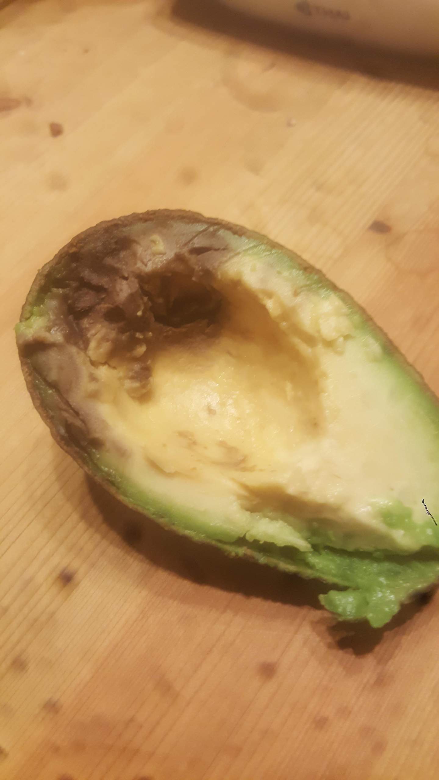 Avocado hat braune punkte