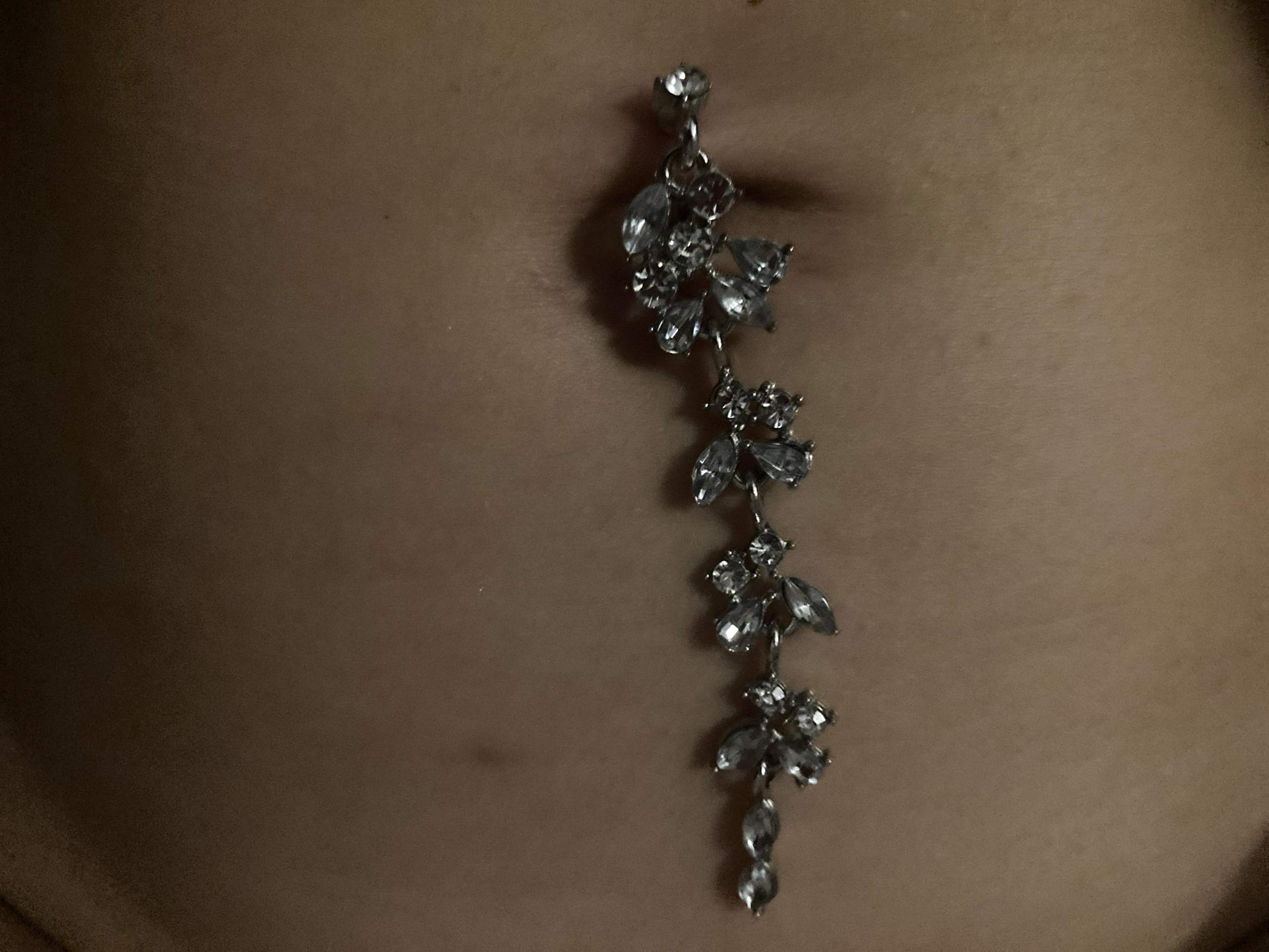 sie trägt ein bauchnabelpiercing lange blonde haare