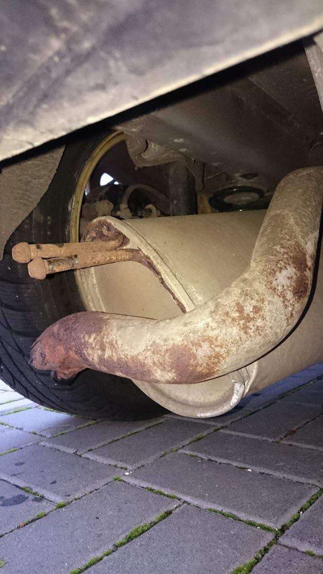 Kann man mit abgerissen Auspuff 240km Strecke zurück fahren (siehe Bilder)? (Auto, KFZ, Werkstatt)