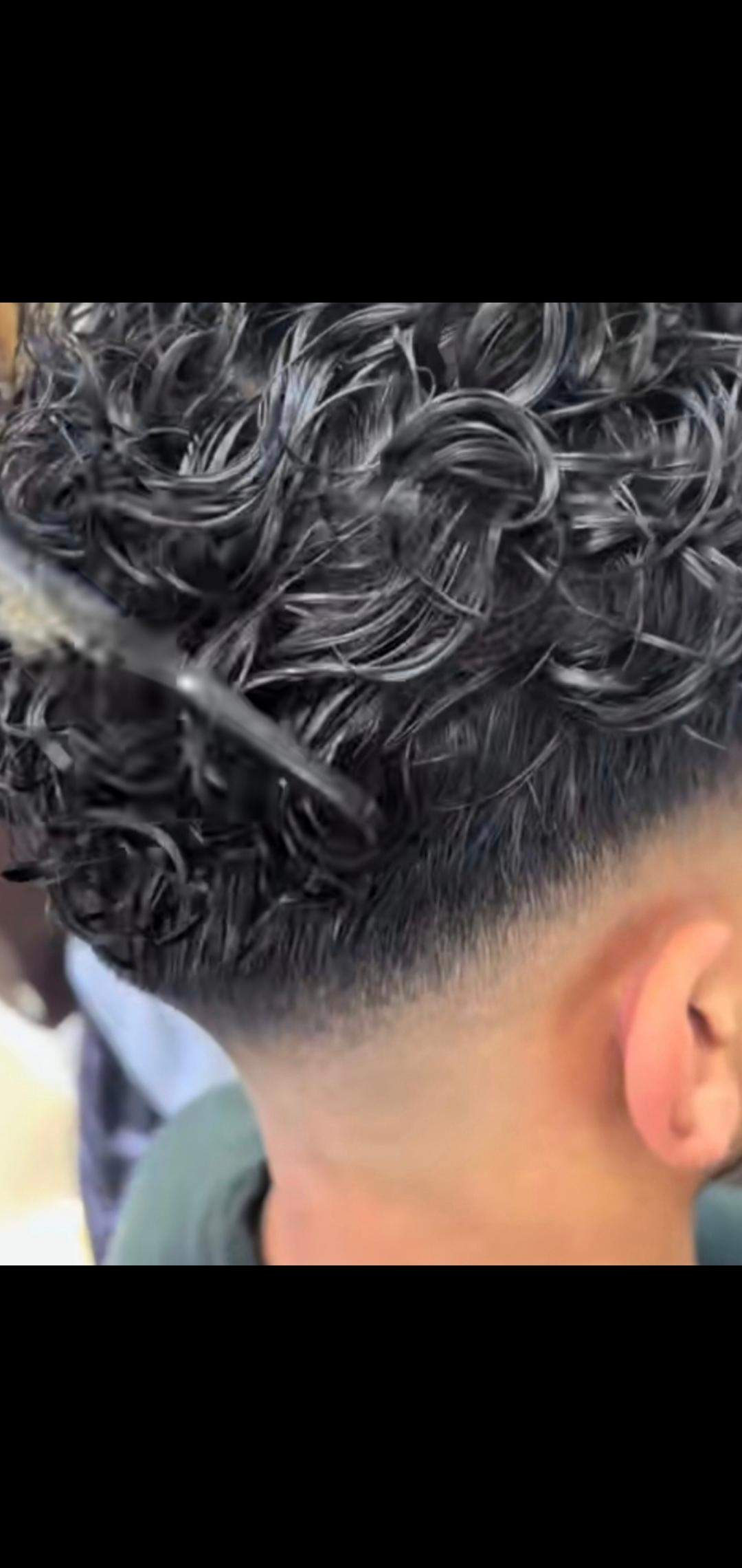 Kann man so eine dauerwelle beim Friseur machen wo die locken so hinten sind? (Jungs, Männer