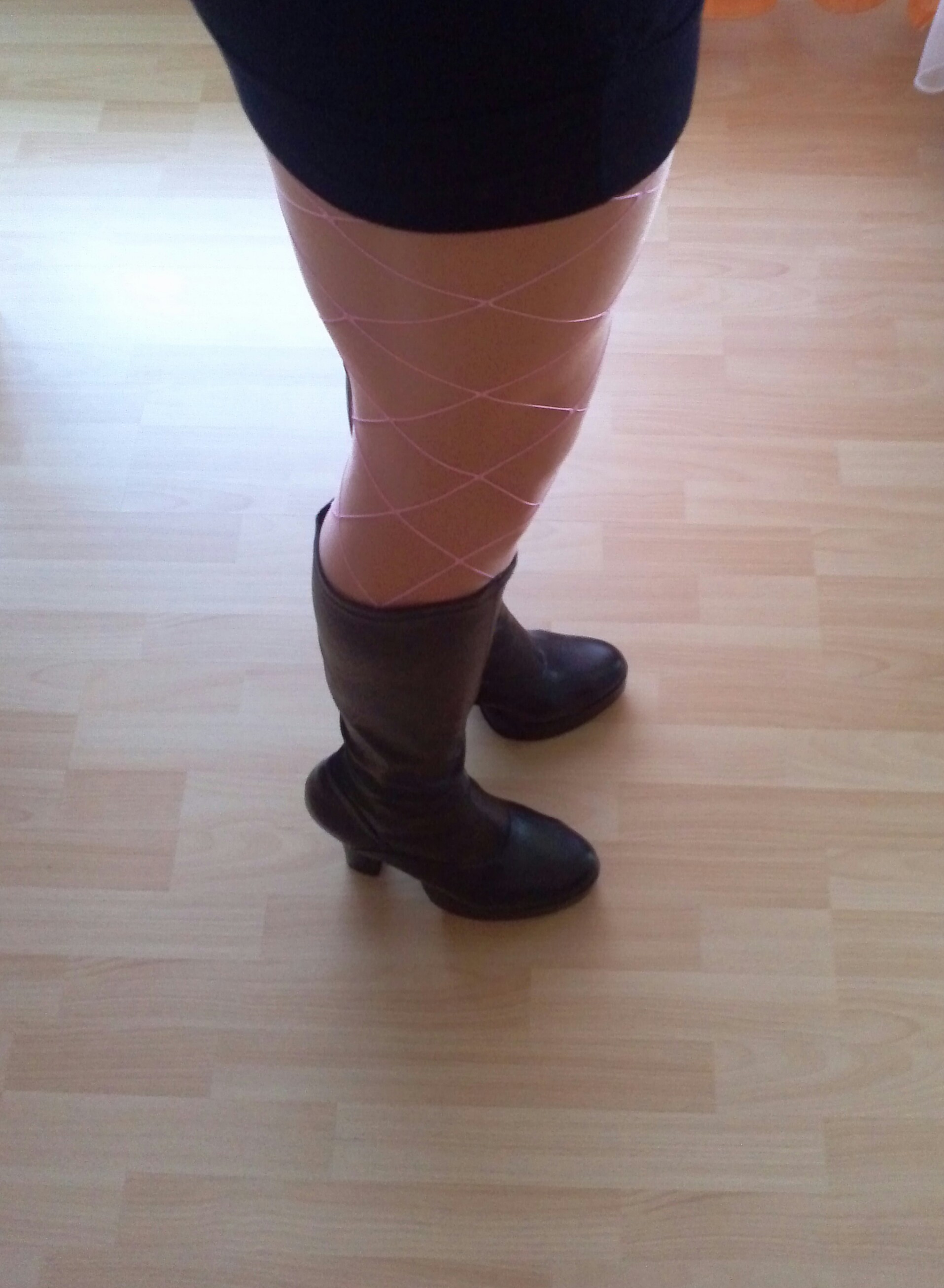 frauen in stiefel und strumpfhosen