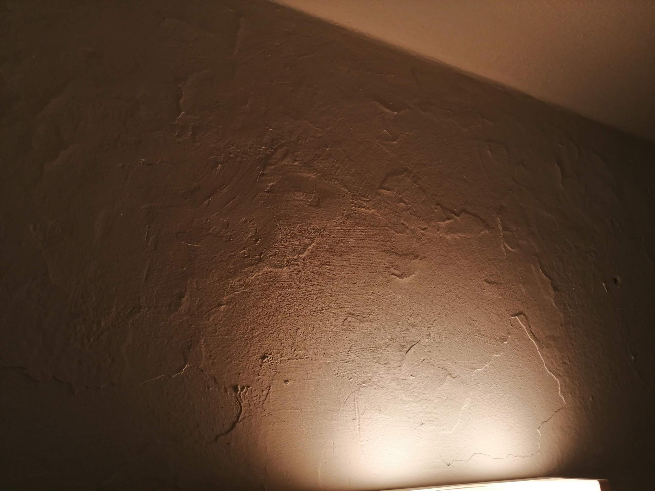 Kann man solche Unebenheiten durch Streichen ausgleichen? Oder wie soll ...