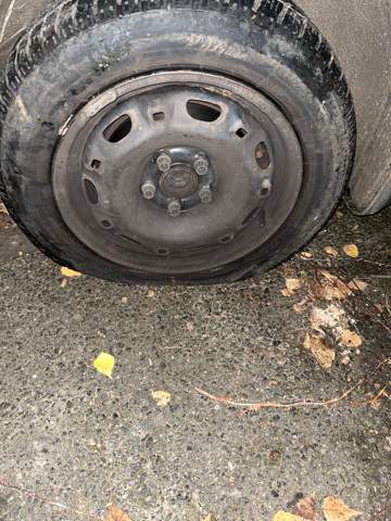 Kann meine Versicherung mir dabei helfen mein Reifen ist platt?