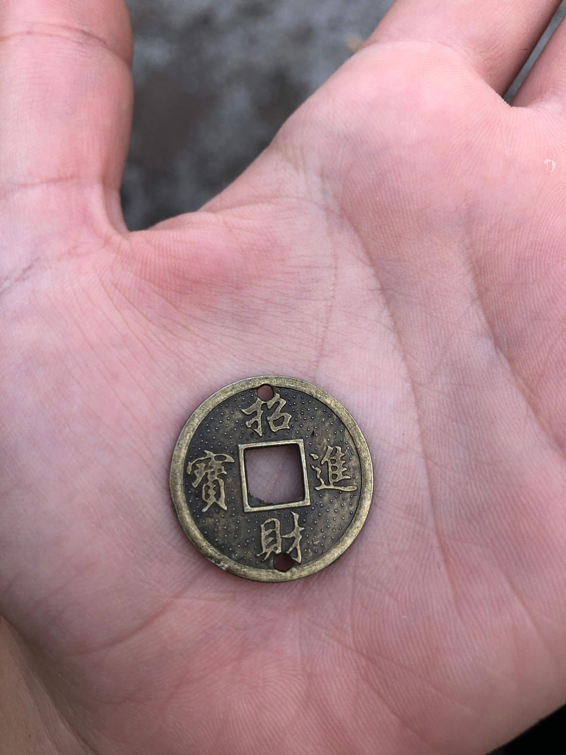 Kann mir jemand diese chinesische Glücks Münze übersetzen? (Sprache