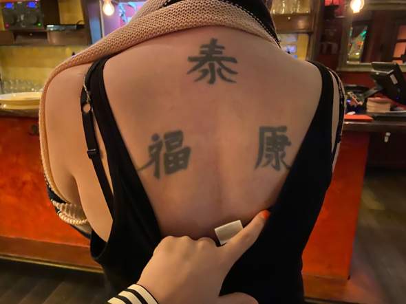 Kann mir jemand diese chinesischen Zeichen übersetzen?