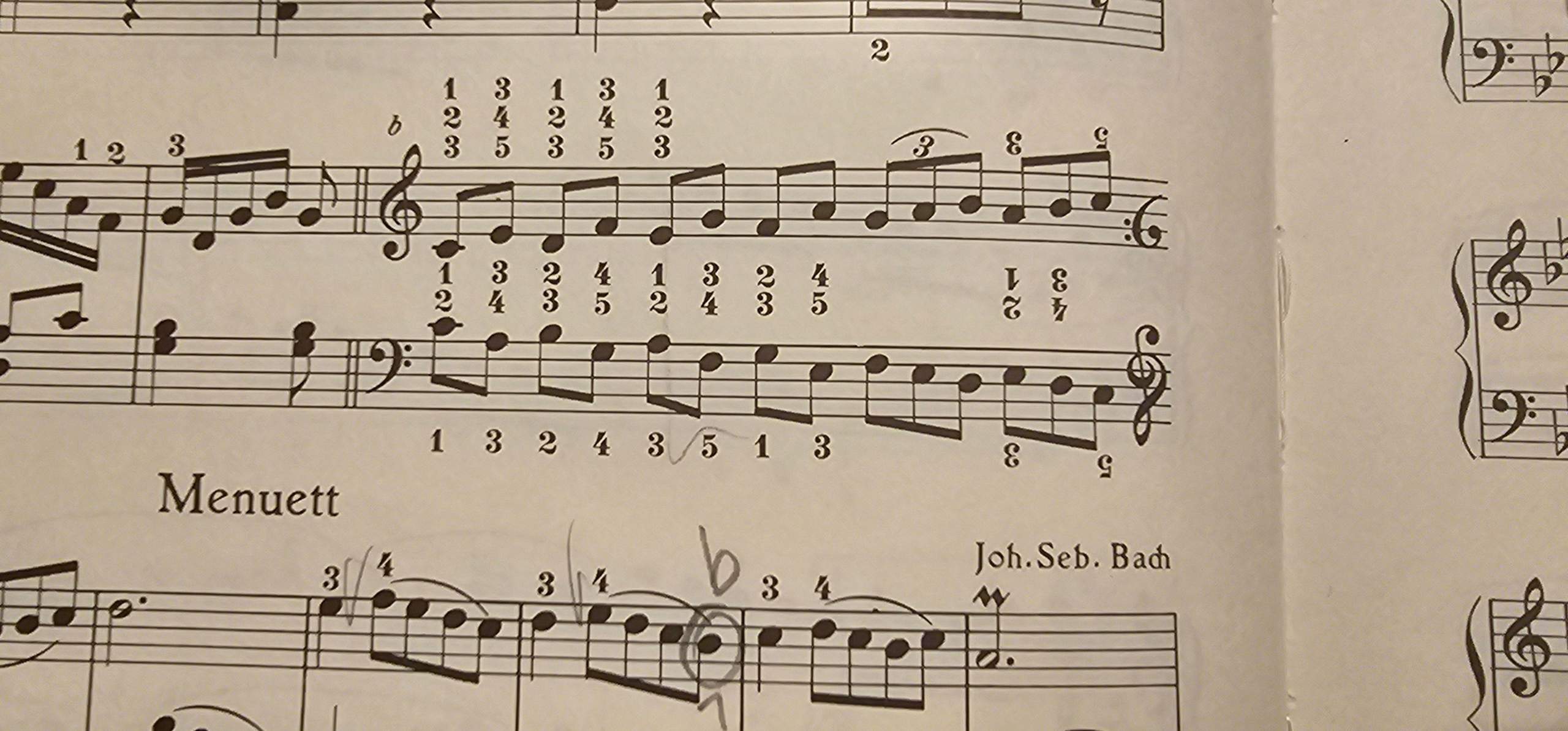 Kann mir jemand erklären, warum die Notenschlüssel umgedreht sind ...