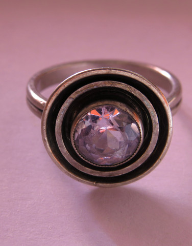 - (Schmuck, Ring, Anhänger)