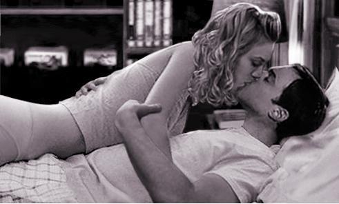 Penny und Sheldon, wie sie sich küssen.  - (Serie, Fernsehen, TV)