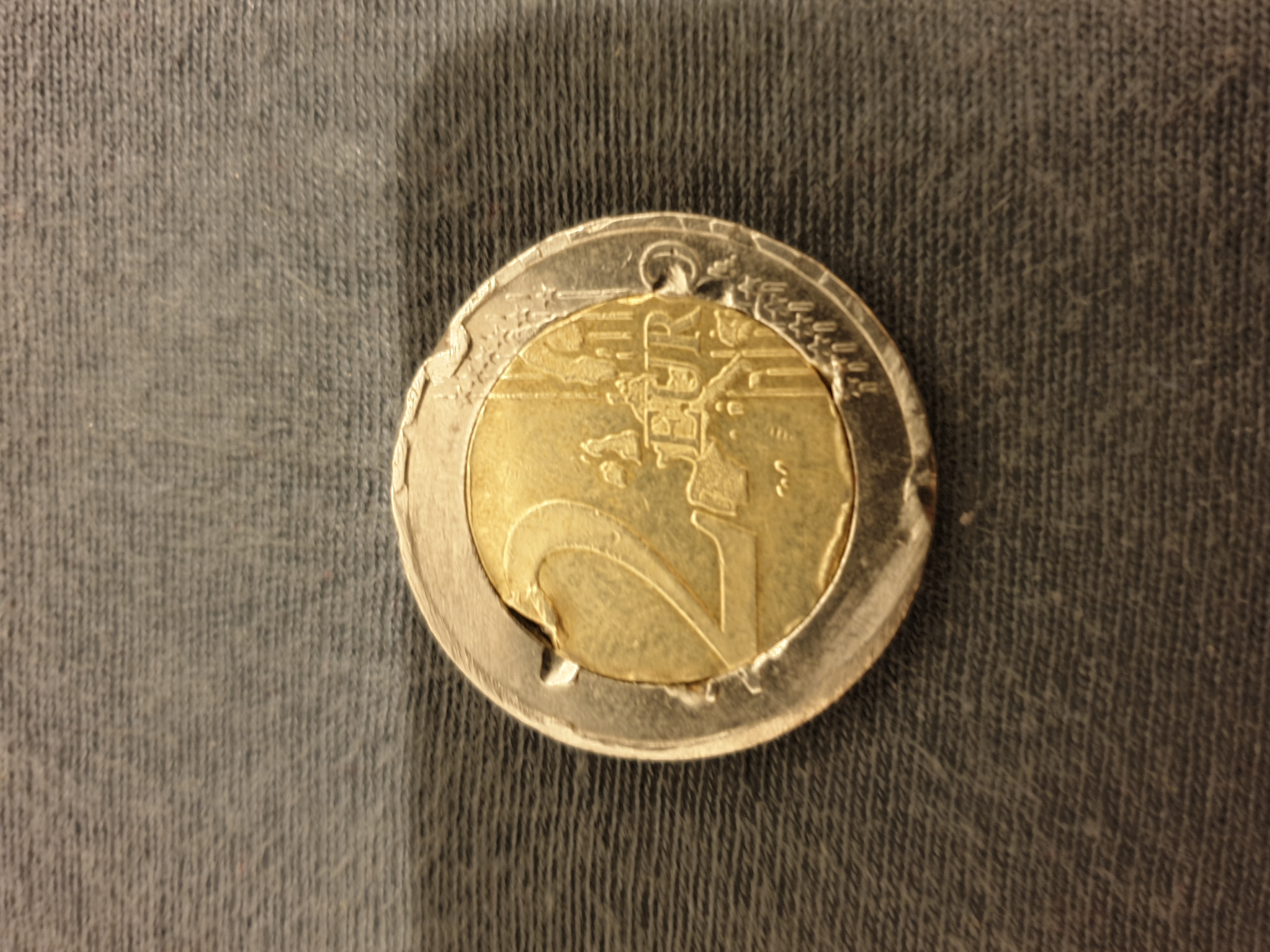 Kann mir jemand sagen ob diese 2 Euro Münze mehr wert ist als 2 Euro? (Geld, Münzen, Sammler) Kann mir jemand sagen ob diese 2 Euro Münze mehr wert ist als 2 Euro? (Geld, Münzen, Sammler)