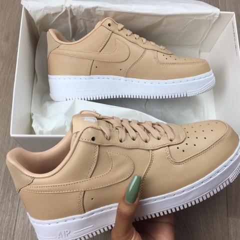 Beige nikes mit weißer Sole - (Schuhe, Nike)