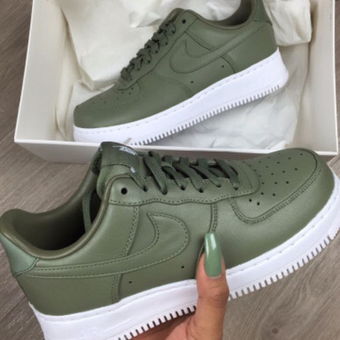 Kaki nikes mit weißer Sole - (Schuhe, Nike)