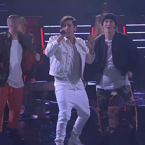 Kann Mir Jemand Sagen Wie Diese Hose Heisst Bzw Die Art Dieser Hose Oben Etwas Weiter Und Lang Und Unten Eng Aber Als Jeans Wie Auf Dem Bild Mode