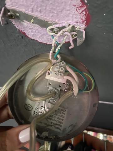 kann mir jemand sagen wie ich diese lampe abmache?