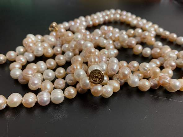 Kann mir jemand sagen wieviel diese Perlenkette wert ist?