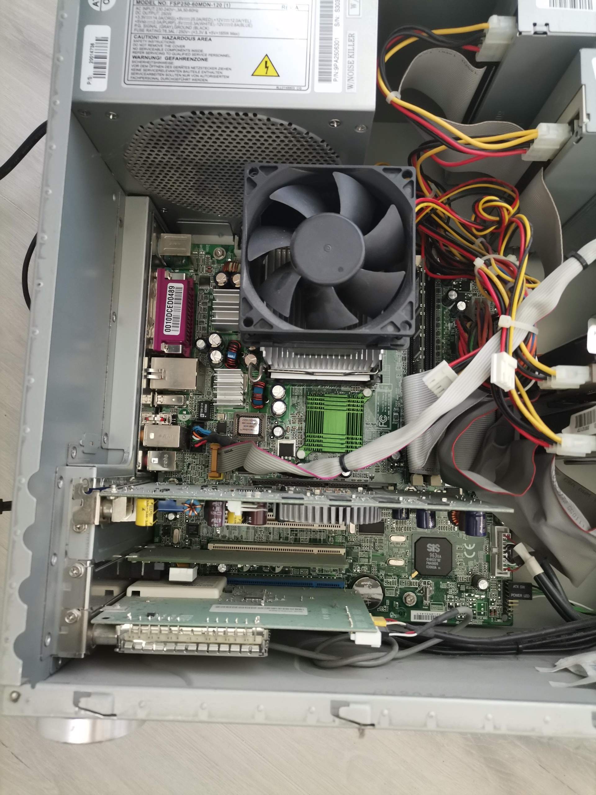 Kann mir wer sagen was das für ein Mainboard ist?