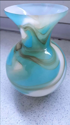 kann mit jemand etwas zu dieser Vase sagen? Sie ist aus Glas, keine Aufkleber mehr da? Was könnte sie wert sein?