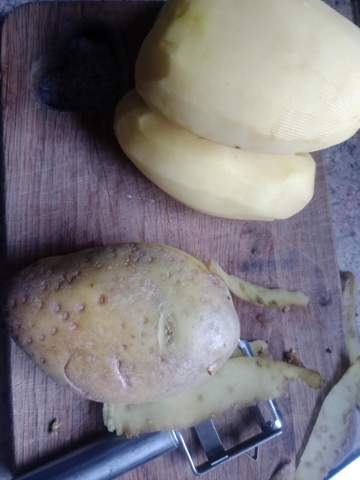 Kartoffel ist bisschen Grün siehe Bild kann man sie noch essen?